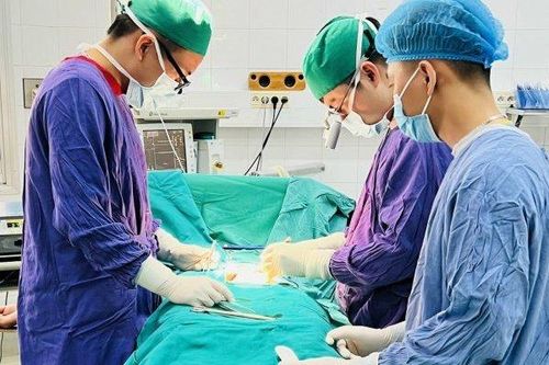 Nam thanh niên 19 tuổi vỡ tinh hoàn vì bị bạn đá vào 'vùng kín'