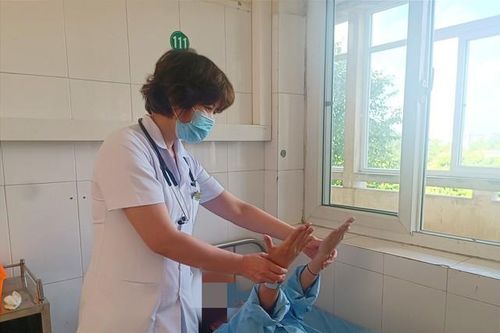 Nhập viện cấp cứu vì dùng 100 quả bóng cười mỗi ngày