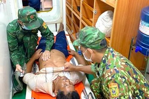 Bộ đội Biên phòng tỉnh Cà Mau hỗ trợ thuyền viên gặp nạn trên biển vào bờ
