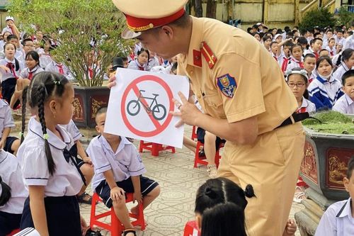 Cuốn hút các buổi ngoại khóa cùng Cảnh sát giao thông