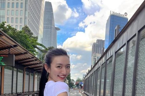 Hot girl 3 dòng máu bỏ thi Hoa hậu xuống phố khoe vóc dáng