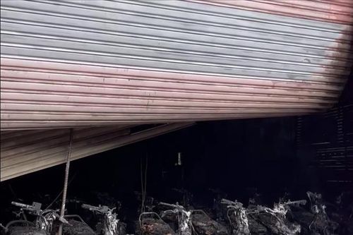 Hỏa hoạn thiêu rụi hơn 100 chiếc xe máy tại cửa hàng ở Bình Dương