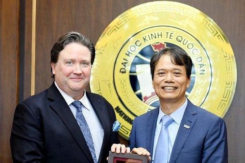 Đại sứ Hoa Kỳ trò chuyện với giảng viên, sinh viên Kinh tế Quốc dân