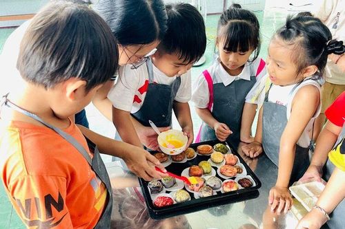 Dạy trẻ làm lồng đèn và bánh trung thu