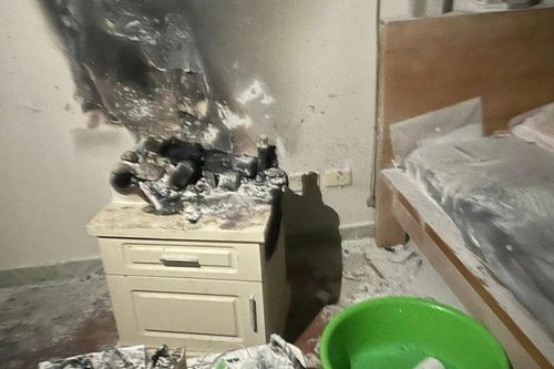 Chủ căn hộ đi vắng, cục sạc pin dự phòng phát nổ gây hỏa hoạn