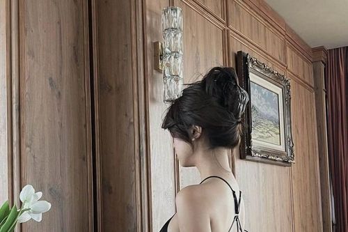 'Hot girl tạp hóa' Hàn Hằng khoe 'võng lưng ong' nõn nà