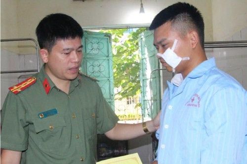 Bị tấn công gây thương tích, thượng úy công an nén đau quật ngã đối tượng ma túy