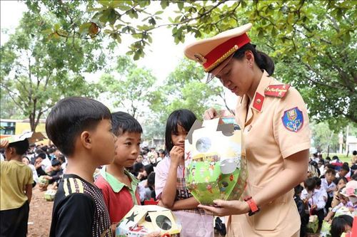 Ngày hội 'Trung thu yêu thương' đến với trẻ vùng biên ở Đắk Lắk