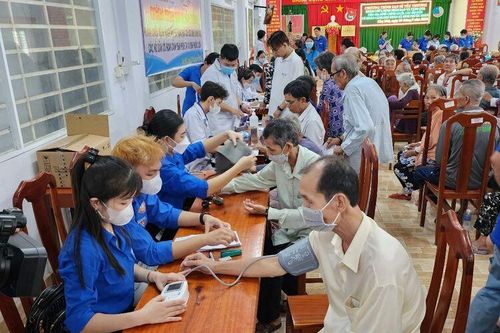 Khám bệnh và tặng quà 200 gia đình chính sách, hộ dân ở xã Bình Phước Xuân