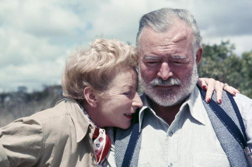 Hé lộ thêm về hai lần thoát chết của Hemingway