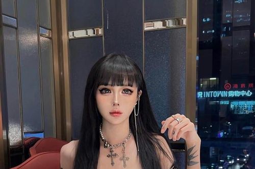 Cô gái 9x được mệnh danh 'búp bê sống' vì gương mặt cứng đờ