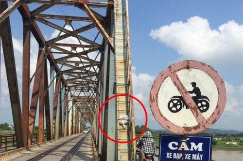 Bàn đạp xe điện bị vướng vào gờ cầu, người phụ nữ rơi xuống sông