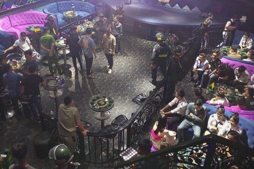 Đột kích quán bar, phát hiện 'hotgirl' tàng trữ ma túy