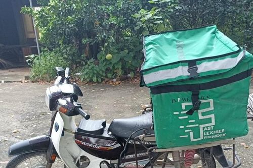 Dùng dao đe dọa cướp xe máy của nam shipper