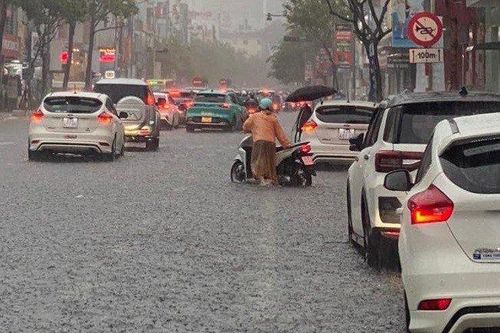 Miền Trung chịu mưa lớn, nguy cơ ngập úng và sạt lở