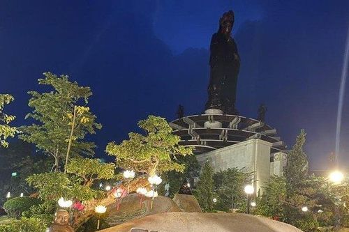 Trung thu lên đỉnh Núi Bà Đen thưởng ngoạn 'vườn trăng'