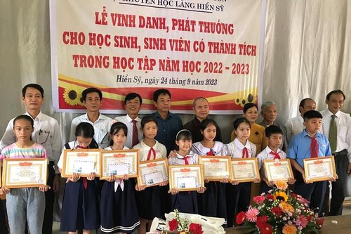 Làng Hiền Sĩ tuyên dương học sinh đạt thành tích cao trong học tập
