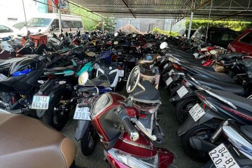 Hàng trăm xe máy không nguồn gốc của tiệm cầm đồ gửi tại điểm trông giữ xe