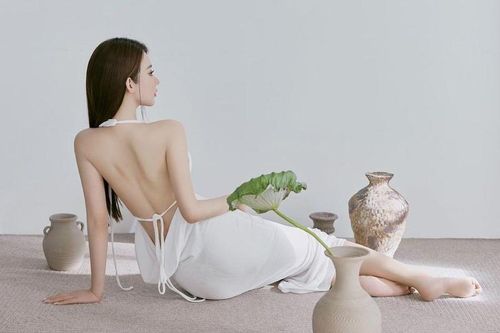 Mặc váy yếm mỏng manh, hot girl Tứ Xuyên khoe thân hình tuyệt tác