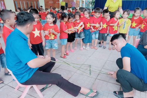 Không khí rộn ràng chuẩn bị Tết Trung thu cho trẻ vùng cao