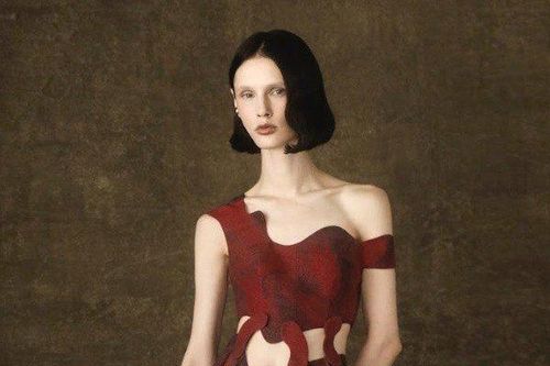 NTK Việt mang nghệ thuật điêu khắc dự Milan Fashion Week