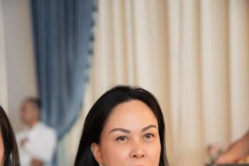 Phượng Chanel diện mốt xuyên thấu đi họp lớp gây chú ý