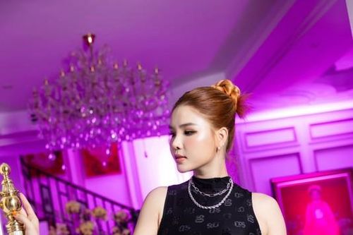 Vợ tiền đạo Mạc Hồng Quân khoe vóc dáng nuột nà miễn chê