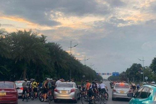 Hàng loạt 'biker' đạp xe vào làn riêng cho ô tô, CSGT Hà Nội nói gì?