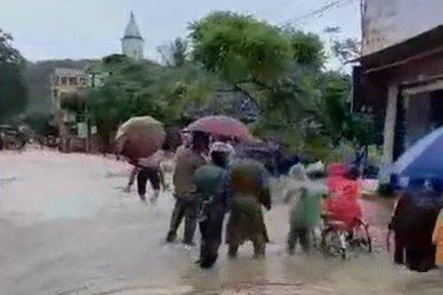 Clip: Hỗ trợ học sinh Thanh Hóa vượt dòng lũ chảy xiết về nhà