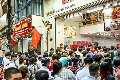 Người dân đội mưa xếp hàng dài mua bánh Trung thu cổ truyền