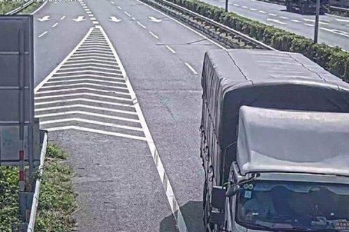 Tài xế xe tải dùng giẻ che biển số để đi lùi trên cao tốc