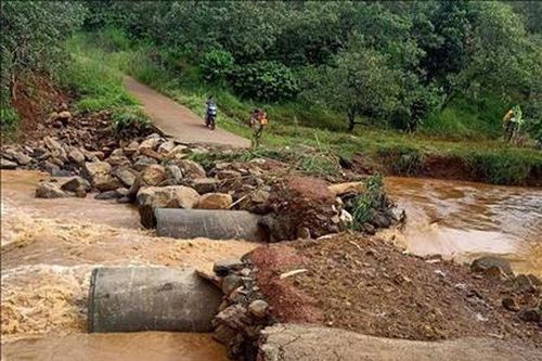 Bình Phước: Lũ cuốn trôi đường, hàng trăm hộ dân bị cô lập