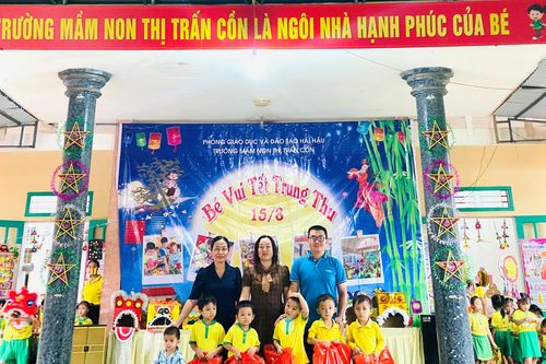 Quan tâm tới trẻ có hoàn cảnh khó khăn nhân dịp Tết Trung thu