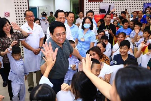 Thủ tướng trao quà cho bệnh nhi tại Viện huyết học và Truyền máu TW