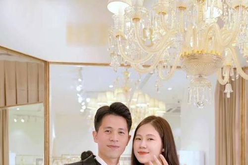 Bà xã hơn tuổi của Đình Trọng không mê hàng hiệu, đẹp nhất khi mặc váy cưới
