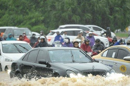 Hà Nội mưa như trút từ đêm tới sáng, người dân 'bơi' đi làm trong 'biển nước'