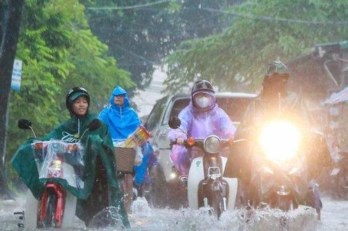 Hà Nội: Mưa lớn kéo dài, nhiều tuyến phố tê liệt