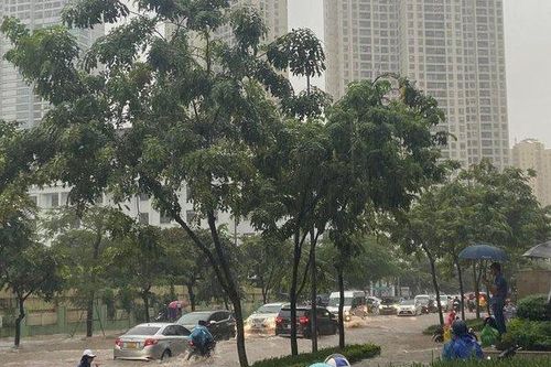 Hà Nội mưa to: Nhiều nơi chìm trong 'biển nước'