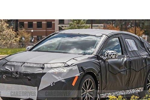 Toyota Camry thế hệ mới ngụy trang chạy thử trên đường phố