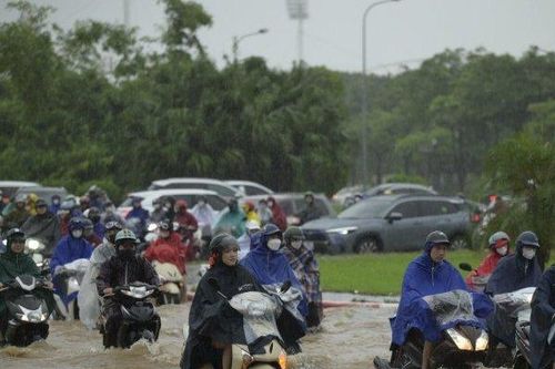 Hàng loạt tuyến đường Hà Nội ngập trong biển nước, xe chết máy hàng loạt