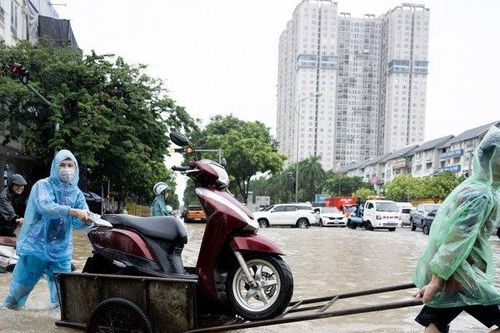 Nghề đặc biệt 'hốt' bạc triệu trong ngày Hà Nội mưa ngập