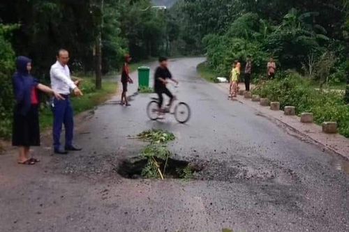 Hãi hùng cảnh 'hố tử thần' nuốt đường giao thông ở Quảng Trị