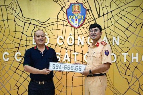 Tin tức 24h qua: Người trúng đấu giá biển số 99A-66666 hơn 4,2 tỉ đã tới nhận biển số