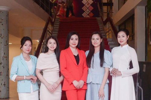 HH Phan Kim Oanh, Á hậu Sao Mai trao quà trung thu cho trẻ em