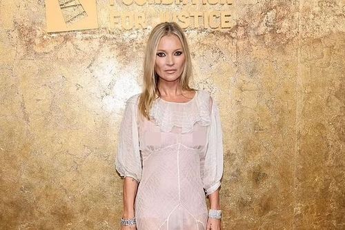 Siêu mẫu Kate Moss tự tin 'thả rông' khoe sắc vóc tuổi U50