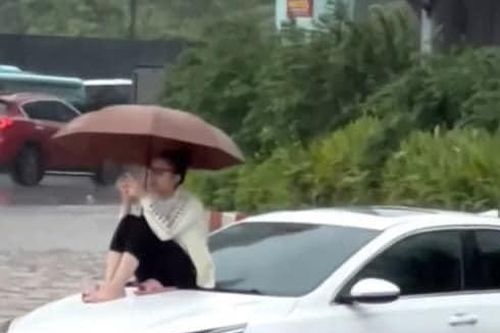 Cô gái 'cô đơn giữa biển nước' Hà Nội gây bão mạng