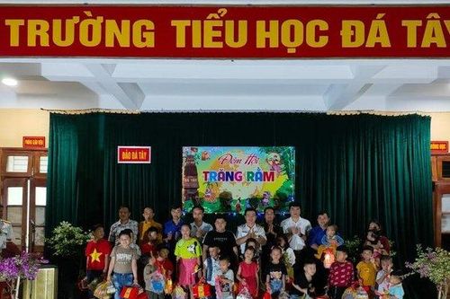 Thiếu nhi ở Trường Sa, con em chiến sĩ hải quân vui Tết Trung thu