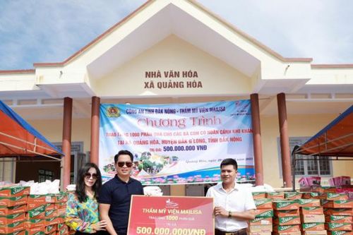 Vợ chồng doanh nhân Hoàng Kim Khánh - Phan Thị Mai chi gần 3 tỷ trong 1 tháng để làm thiện nguyện, san sẻ khó khăn với bà con có hoàn cảnh khó khăn