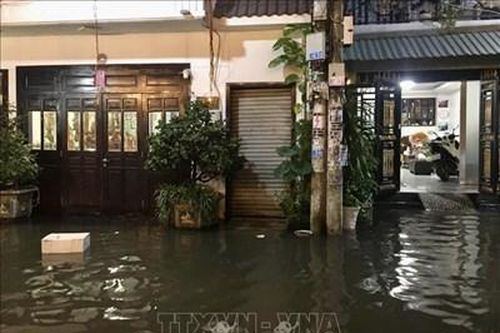 Mưa lớn kết hợp triều cường, Thành phố Hồ Chí Minh nhiều nơi chìm trong biển nước