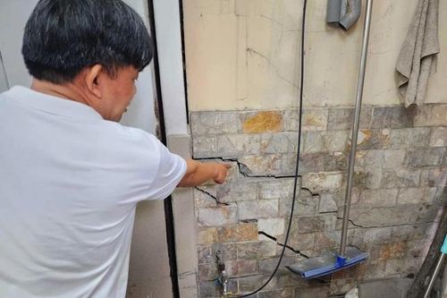 TP.HCM: Sớm khắc phục tình trạng nhà dân bị sụt lún do robot đào cống